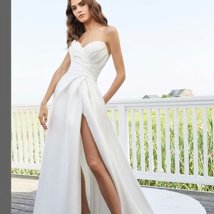 Elegant White Strapless Wedding Dress With Pockets